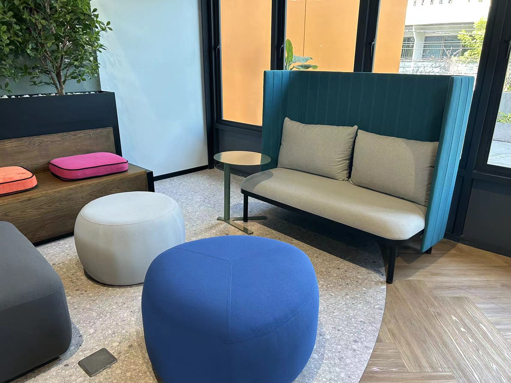 Meet&Co Office Furniture Project_showroom